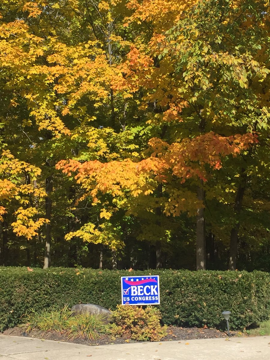 BeckForIndiana's tweet photo. Check out that Fall foliage...and a Beck sign! #BackBeck #BlueLivesHereToo https://t.co/u3Aw58uElH