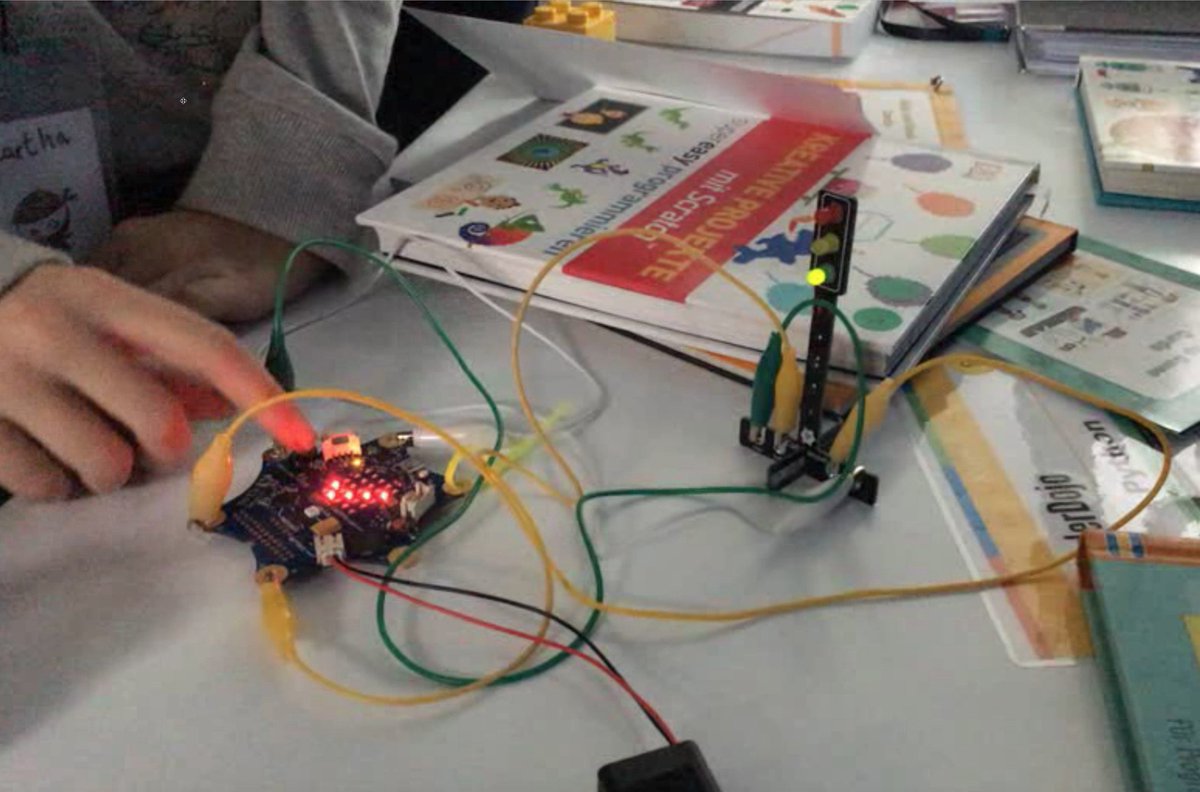 coderdojo_saar's tweet photo. Das war ein sehr gut besuchtes und produktives #CoderDojoSaar heute. Eine Auswahl der Ergebnisse: Ampel mit @CalliopeMini (Vielen Dank an @kleinswelt !), App CodeCarts, Zoo mit @cospaces_edu (Vielen Dank an @Bildungswunsch !), Geschichte mit @scratch https://t.co/dGlZkzh122