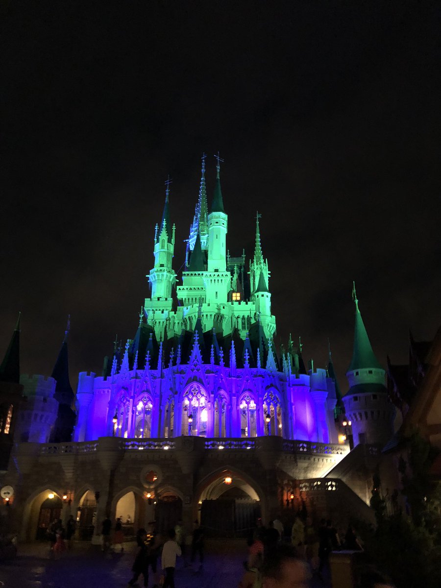 MrsCford_tweets's tweet image. Relaxing after #AMLE18 rereading a favorite series by @SJMaas and since the resort had no Coke products 😱, I stocked up on @DietCoke while @WaltDisneyWorld when I took my mom to enjoy Mickey’s Not-So-Scary Halloween. Can’t get better than this! #bibliophile #disneymagic