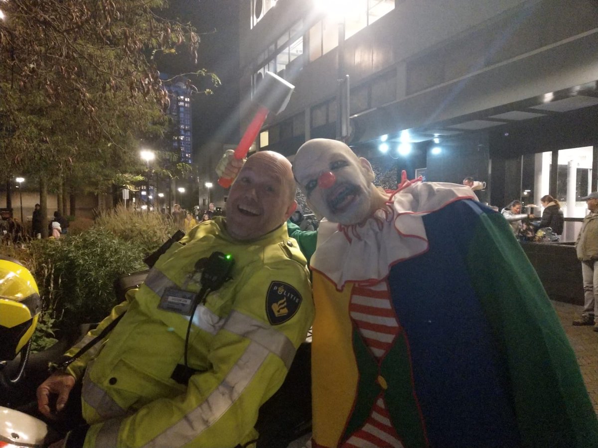 POL_RotterdamC's tweet photo. Toezicht houden bij de zombie walk rotterdam. Wat een geweldig evenement is dit. Iedereen is vrolijk. #motorrijder ^BE https://t.co/Z6nEGKOKsM