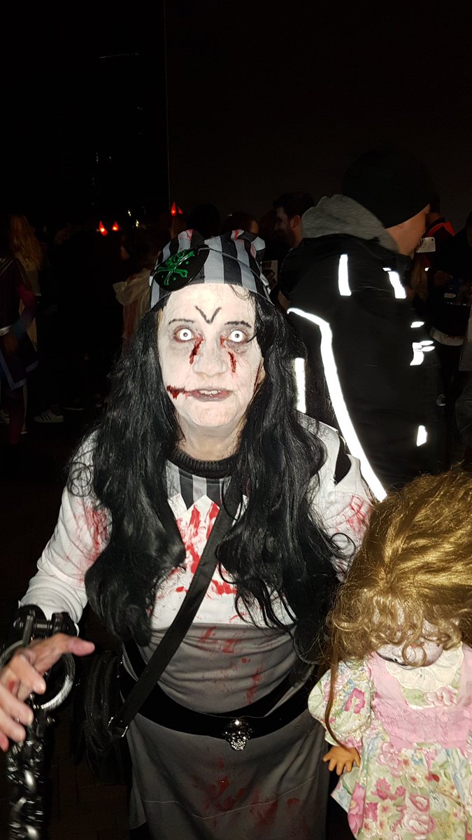 Toezicht houden bij de zombie walk rotterdam. Wat een geweldig evenement is dit. Iedereen is vrolijk. #motorrijder ^BE