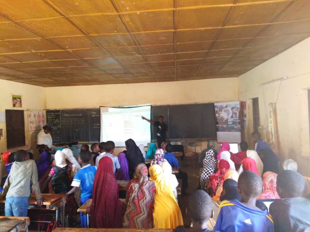 AnsiNiger's tweet photo. Ce soir c'est à peu près une centaine d'enfants qui ont suivi l'initiation au scratch à l'école Mixte 1 d'#Agadez.
#Digital4Dev #YoungLeaders #Niger2.0 #SmartVillages #AfricaCodeWeek2018 🇳🇪
Cc @guimbasaidou @DigitalMougani @ACWNiger @Jokkolabs @sap4good @Obianou https://t.co/fGujS6A6nV