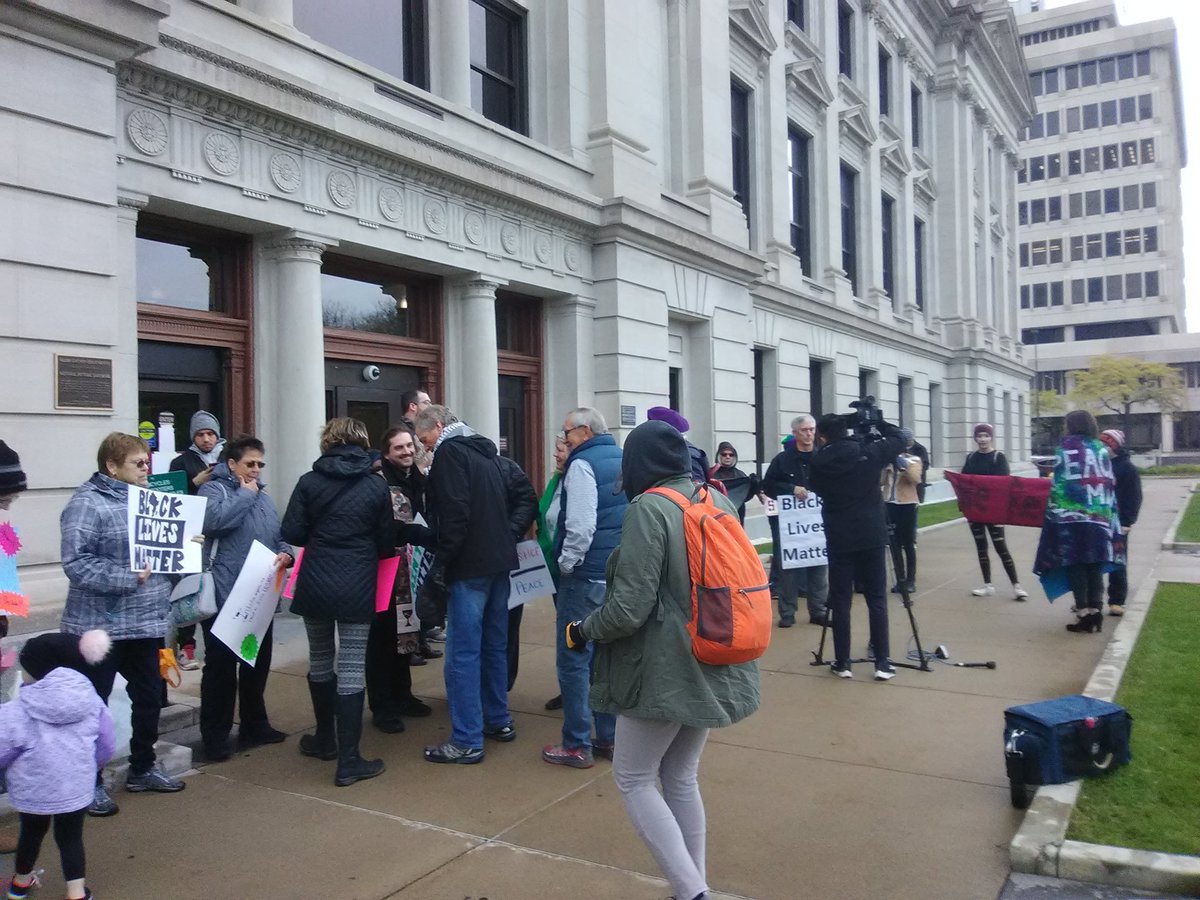 ccg_tf's tweet photo. Allen County Courthouse #BlackLivesMatter https://t.co/RVrKUsO6ZY