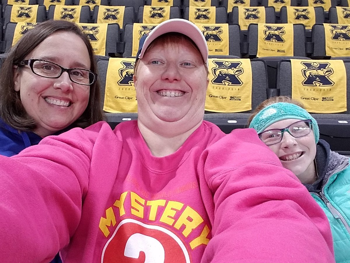 jenspens's tweet photo. Opening day!!!!! Krush the Komets!! #GoWalleye #openingday https://t.co/MUrlXzaCVP