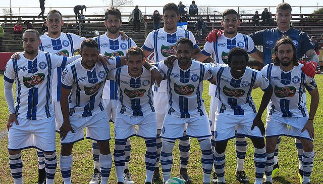 OrsaiRadio's tweet photo. #SegundaDivisión | ¡Dale Campeón!

#CerroLargo venció a #Rentistas por 2-0 en el Estadio Ubilla de Melo y se coronó campeón del Torneo. Vuelve a Primera División después de 4 años en la B. https://t.co/iWePcAlAlL