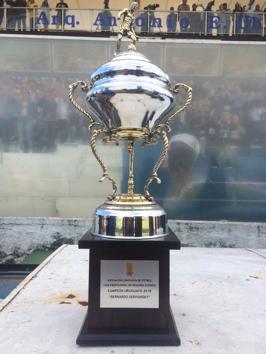 OrsaiRadio's tweet photo. #SegundaDivisión | ¡Dale Campeón!

#CerroLargo venció a #Rentistas por 2-0 en el Estadio Ubilla de Melo y se coronó campeón del Torneo. Vuelve a Primera División después de 4 años en la B. https://t.co/iWePcAlAlL