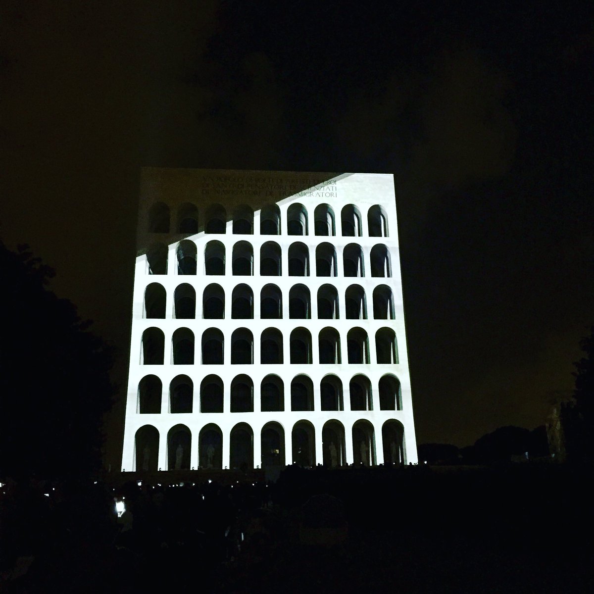 clow82's tweet image. #palazzodellaciviltaitaliana #videocitta #solidlight #fendi #roma