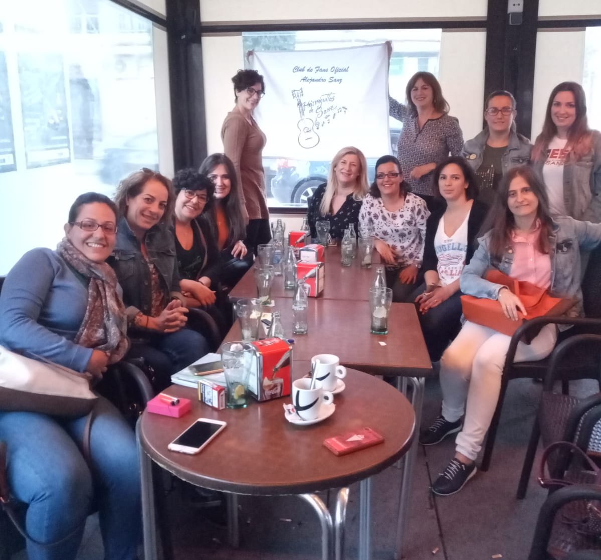 HormiDeSanz's tweet photo. Esta tarde reunión de #HormiguitasDeSanz preparando la espera de #ElDisco, no estamos todas pero otro día lo estaremos, reuniones y uniones por ti @AlejandroSanz 💕 https://t.co/LYJVgBgSTK