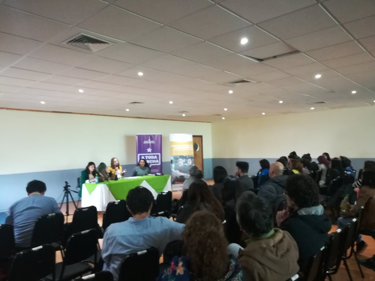 r_echecopar's tweet photo. Ya estamos escuchando a @KenaLorenziniL @ale_injoque Javiera Ulloa y Elizabeth Barraza en el @ATodaMarchaSur de @RDPuertoMontt @rdosorno https://t.co/1xYU9sIFw9