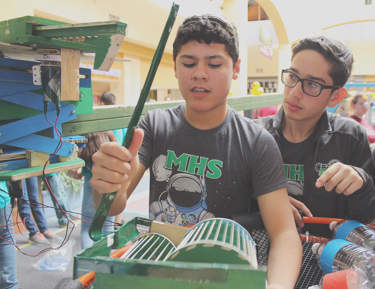 MHSRoboticsEPTX's tweet image. Spreading our gracious professionalism today at Mall Day @BESTRobotics  1 more week until competition #Thanks2BESTRobotics  #TeamSISD  #RamPride
