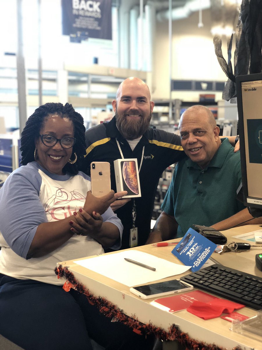 Moving to the world of Apple with a New Sprint Line!! Welcome to the family!! <a href="/martyachi/">Marty Dominguez</a> <a href="/DonGuzzardo/">Don Guzzardo</a> @SprintSouth