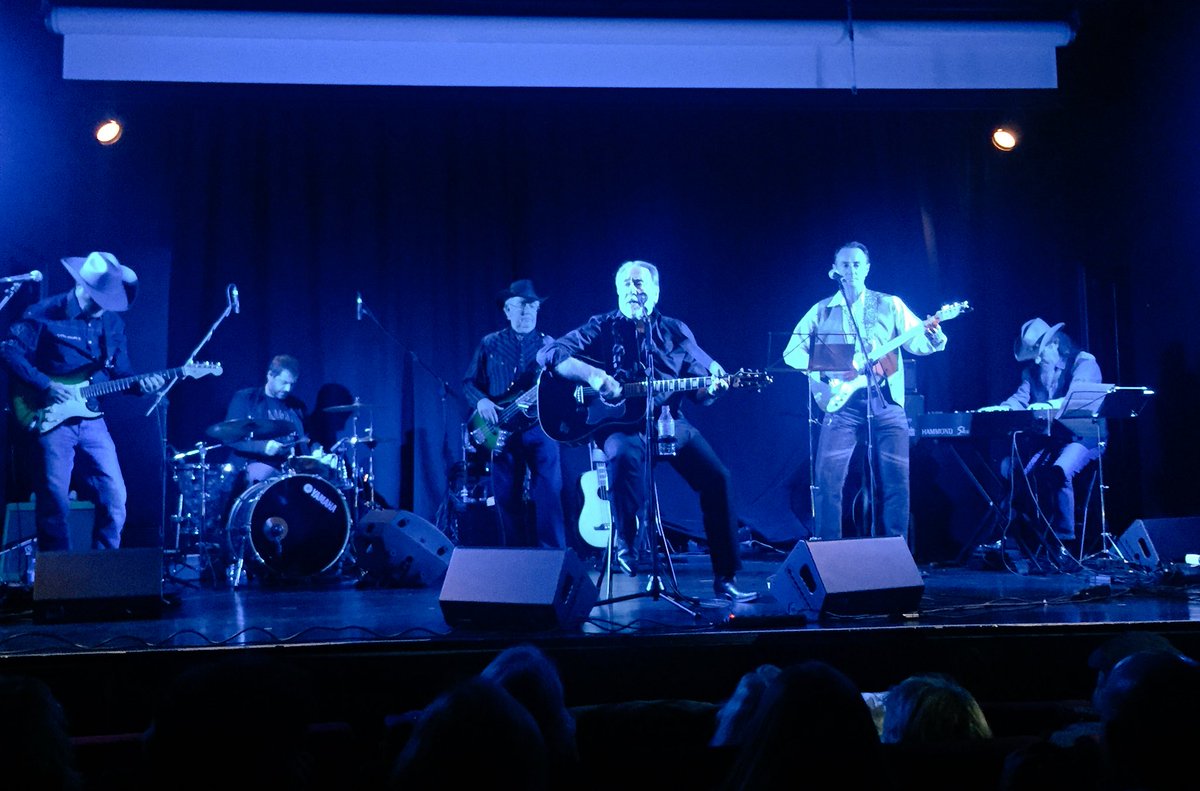 ElCronistaCult's tweet photo. El mítico cantante y compositor #JuliánGranados & #TheTijuanaBand ha ofrecido esta noche un fantástico concierto en @AytoParacuellos con un excelente repertorio de grandes clásicos del #Country 🎼 🎸#Música #JohnnyCash #WilleNelson #Lupita https://t.co/FwunwcZbau