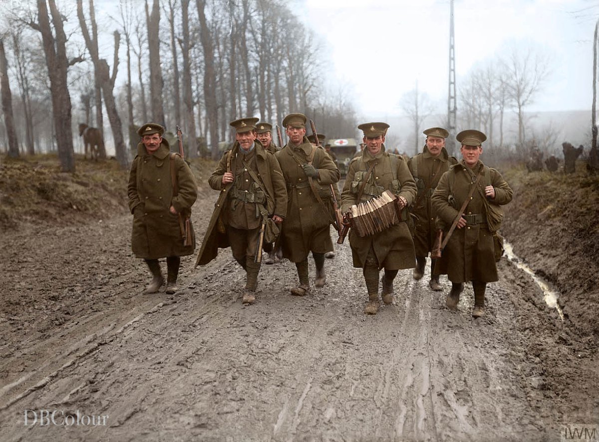 British troops returning from leave, Mailly-Maillet, Somme. November 1916. 
facebook.com/ww1incolour/ph…