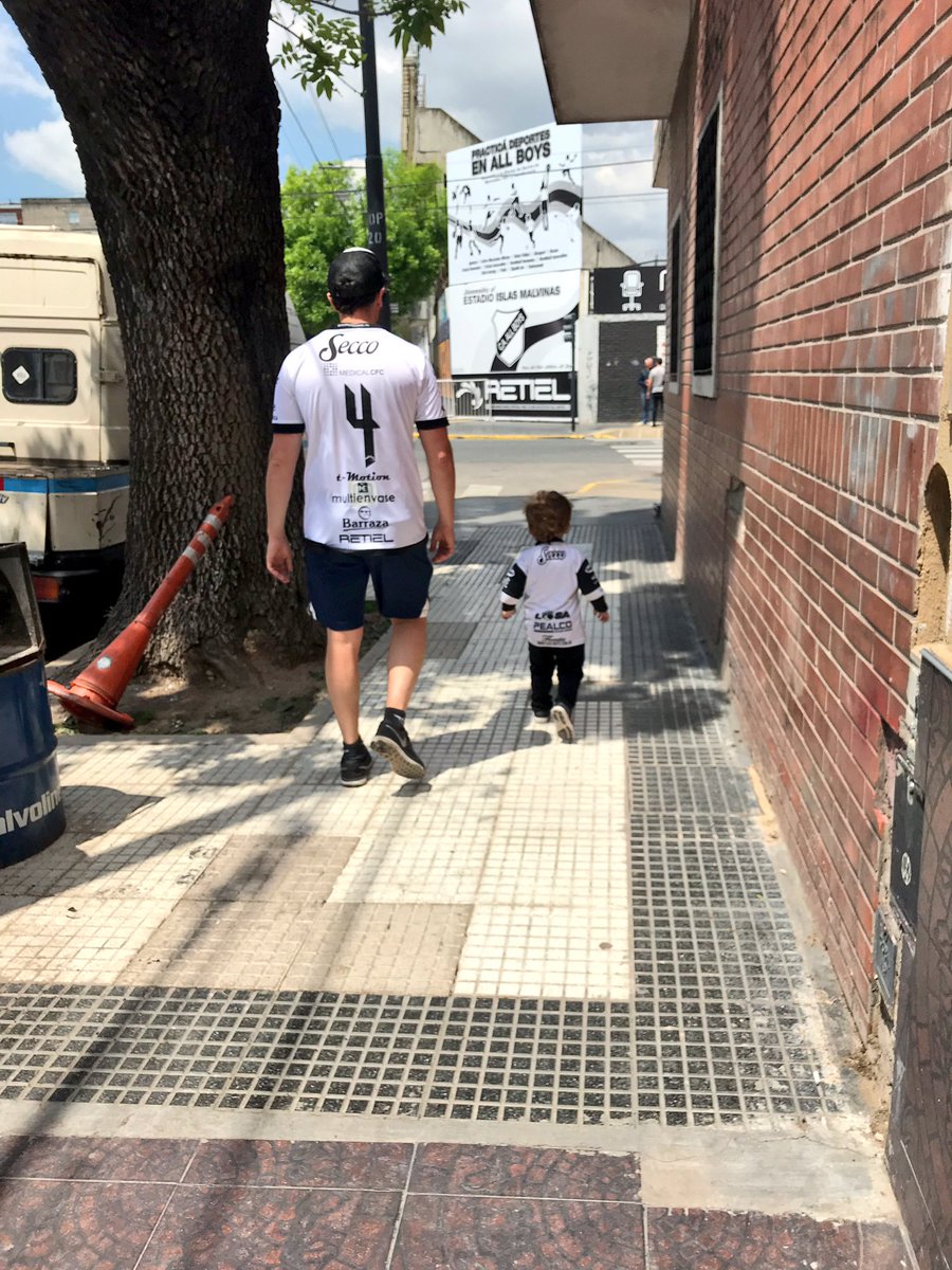 Her_Albo's tweet photo. A la cancha con papá #AllBoys #Leon2016 https://t.co/AlZO3t4e1y