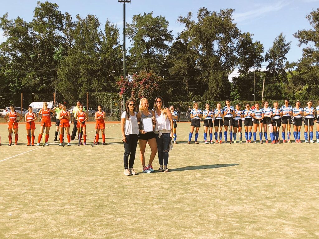 martinezbgaby's tweet photo. Hoy le entregamos a Lourdes Perez Iturraspe arquera de las @HockeyJuniorPa, su reconocimiento como Personalidad Destacada en @HCDSanIsidro por su participación y medalla de oro en los JJOO. ¡increíble persona y deportista. Nos llenas de orgullo a todos los sanisidrenses! 🤗🇦🇷🏑 https://t.co/bESh8Xfzpf