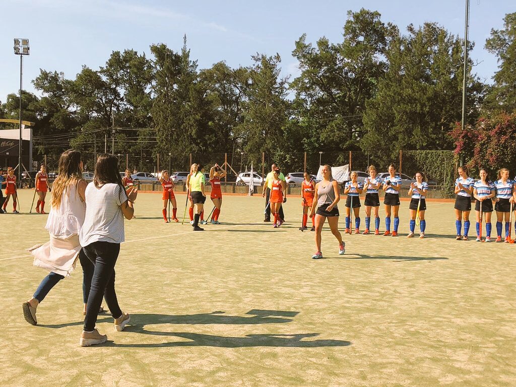 martinezbgaby's tweet photo. Hoy le entregamos a Lourdes Perez Iturraspe arquera de las @HockeyJuniorPa, su reconocimiento como Personalidad Destacada en @HCDSanIsidro por su participación y medalla de oro en los JJOO. ¡increíble persona y deportista. Nos llenas de orgullo a todos los sanisidrenses! 🤗🇦🇷🏑 https://t.co/bESh8Xfzpf