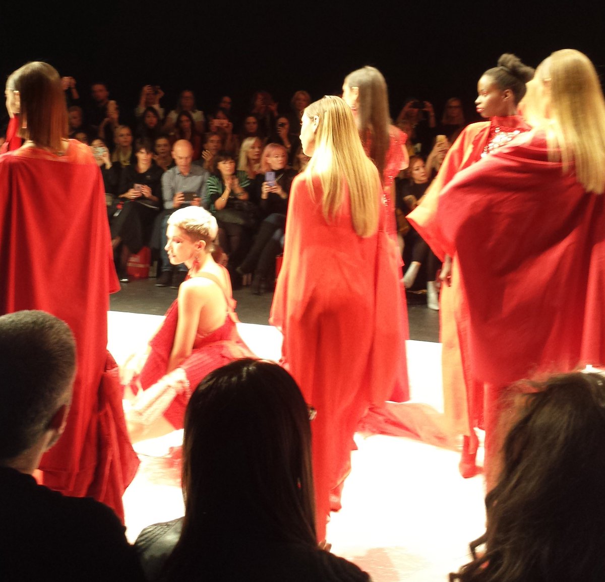 PregledMomo's tweet photo. Modeli Sonje Jocić, večeras na drugoj večeri #belgradefashionweek #moda
#fashion #belgradefashion #sonjajocic #belgrade #beograd #style #crveno
@belgradefashion @BeogradUzivo #click #modnistudioclick #fashionshow
#modnerevije #nedeljamode https://t.co/NHmR6ULT7J