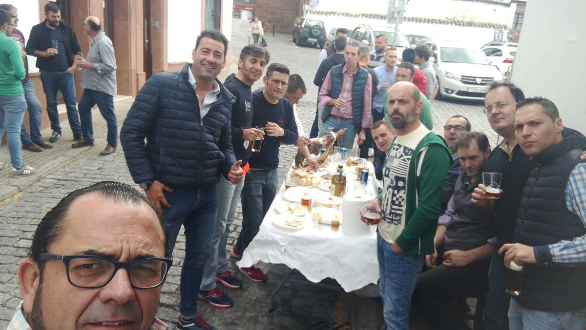 pbejarca's tweet photo. GRAN DIA DE CONVIVENCIA EN HERMANDAD LOS VALORES POR ENCIMA DE TODO. #HUMILDADMONTORO
#MARTESSANTO
#AMISTAD
#MIGUELSIEMPRECONNOSOTROS https://t.co/m0OwE9cZCP