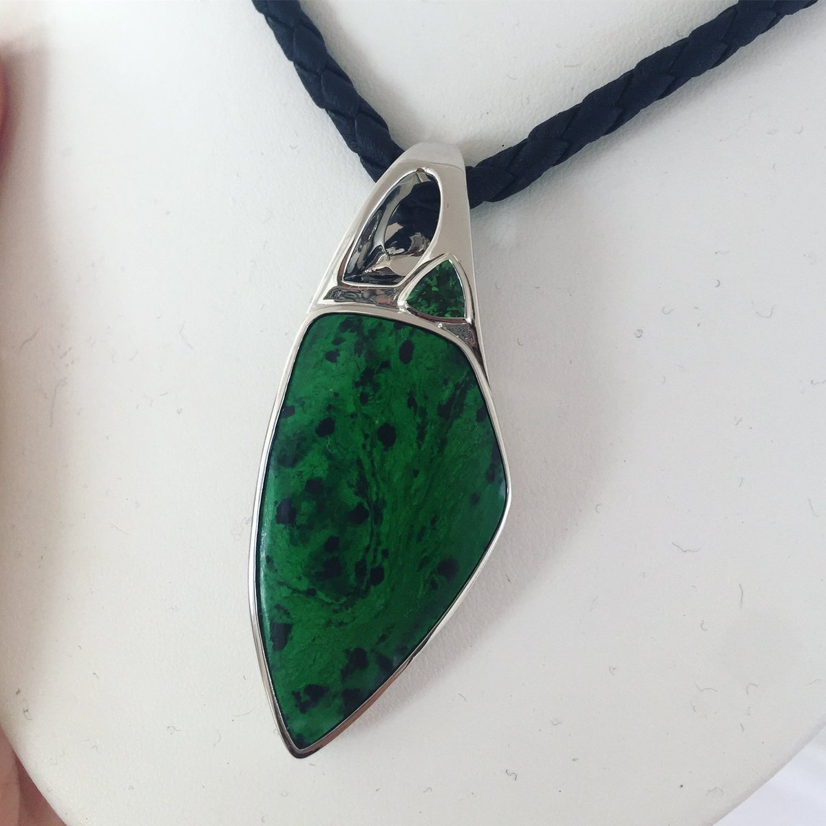 JAjewelryinfo's tweet photo. Dreamy gemstone alert 🚨48.10 ct Maw-sit-sit accented with tsavorite garnet and diamonds designed by Bert Esterhuysen by @HenneJewelers #JAmember #buyjewelry #AGTAspectrum18 https://t.co/56TXjgxf34