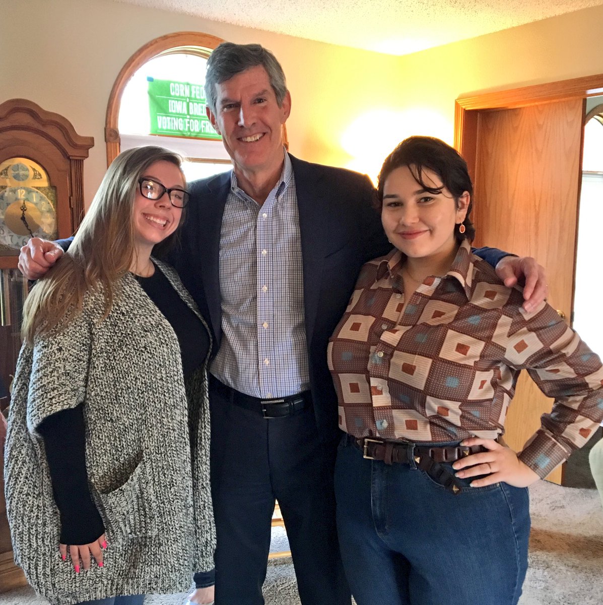 JulietaTurincio's tweet image. Humbled and honored to get to introduce the future Governor of Iowa that my Iowa family and I have been working so hard to elect. It’s important that we vote for those that #PutPeopleFirst like @FredHubbell does. #BuilditWinit #Region6NeverQuits