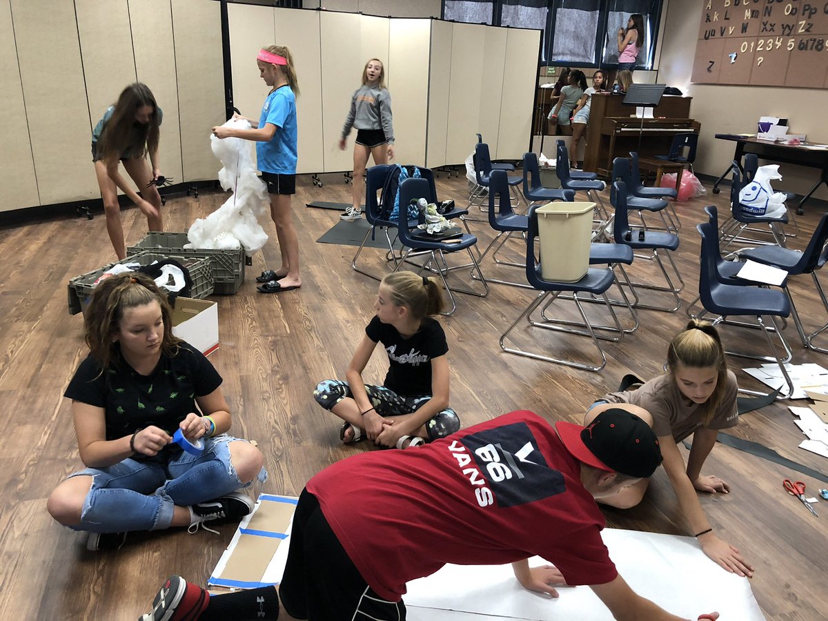 dasilvamusik's tweet photo. Our ASB working hard this weekend on the Haunted House & Masquerade Ball this Tuesday at LCC! #majormusik #lccasb https://t.co/dOsPUNldnM