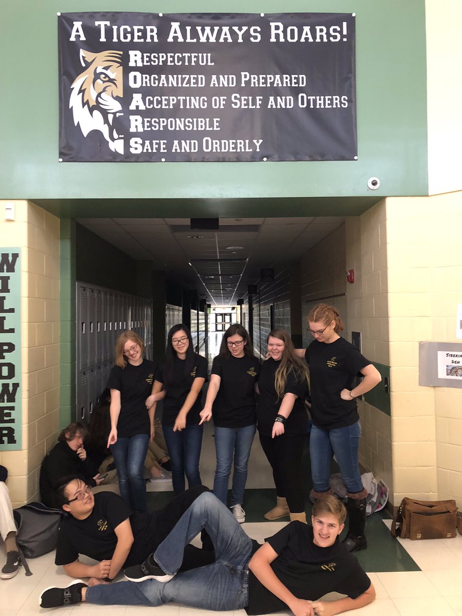 CHSQuizcats's tweet photo. Our motley crew. #girlsinquizbowl https://t.co/de8ylQJv9e