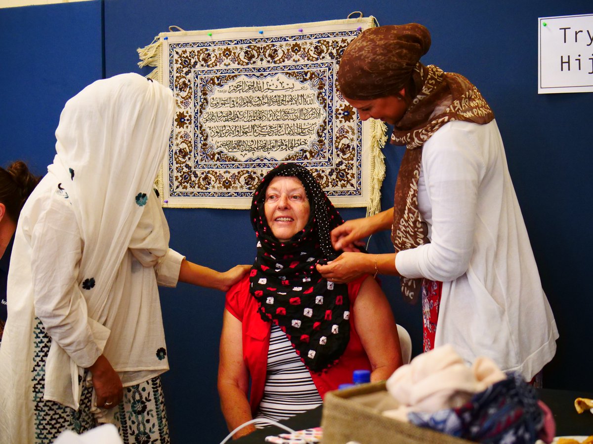 #Muslim women in Rockhampton use their hijabs to open conversations about their faith ab.co/2CLYDAb 🧕🧕 

#NationalUnityWeek
#MosqueOpenDay
<a href="/OzDayOfUnity/">National Unity Week</a>