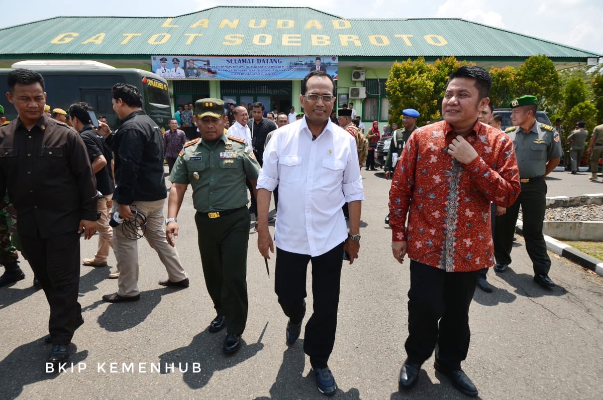 BudiKaryaS's tweet photo. 1. Sabtu, 27 Oktober 2018. Saya bersama Gubernur Sumsel meninjau 3 kota  di sumsel untuk konektivitas di Sumatera bagian selatan. Di Way Kanan Lampung, Lapangan Udara TNI AD Gatot Subroto yang pada akhir tahun ini di upayakan menjadi bandara umum. https://t.co/PF4XqDgUPA