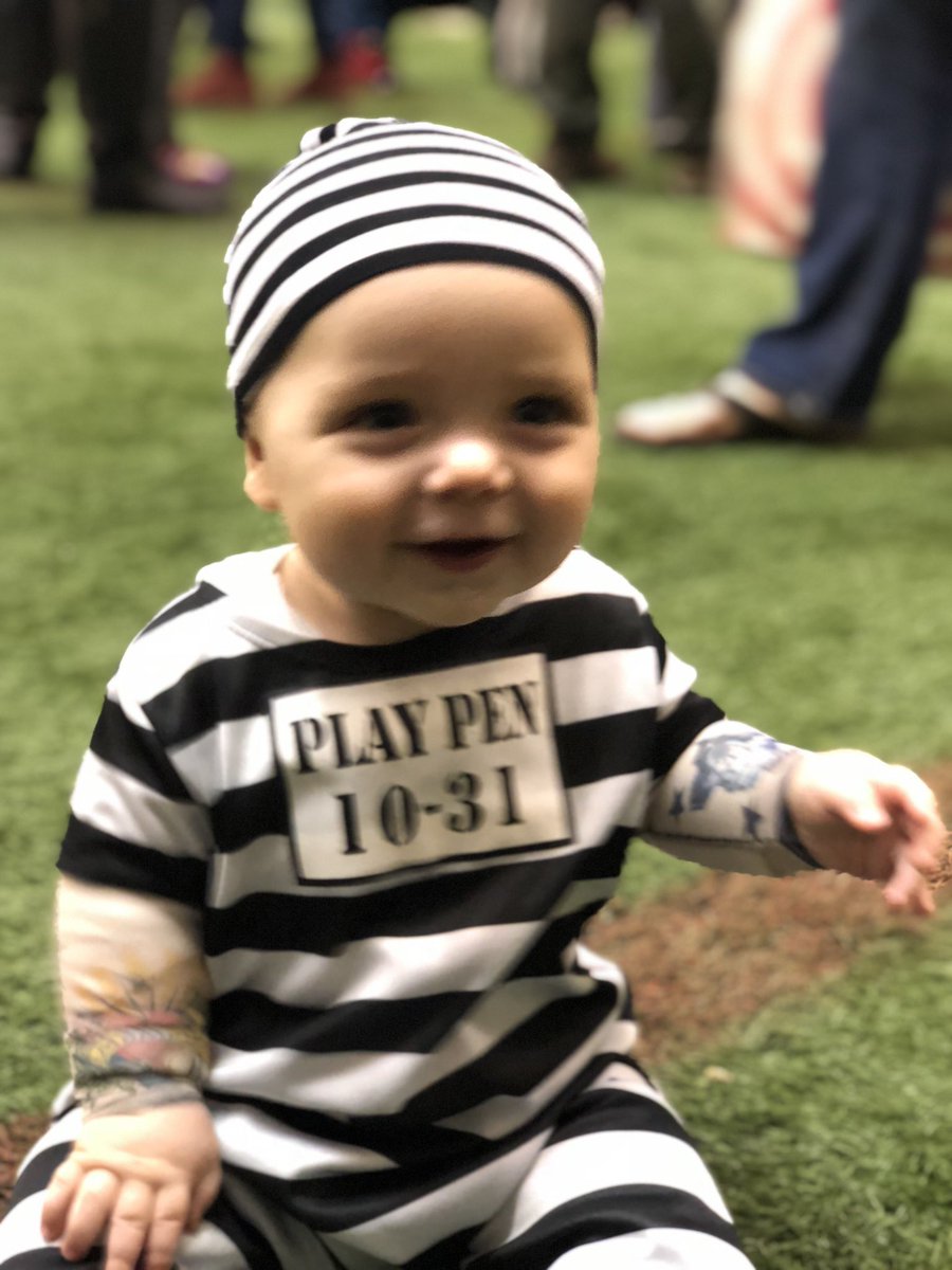 AshleyFinke1's tweet photo. #savagebash #copandrobbers #halloween2018 https://t.co/7shqEbO9Lj