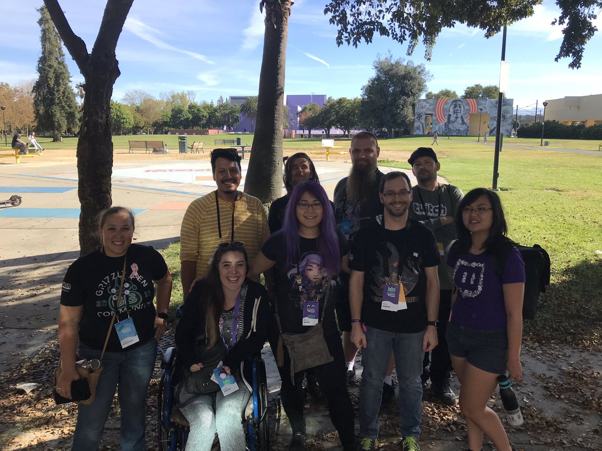 The #SnowArmy community meetup has been so fun! 🤩 folks filtered in so we took several group photos, including some goofy ones 😆

Thank you to everyone who came out!! Love you all, thank you for being the best community 💜💗 #TwitchCon #TwitchCon2018
