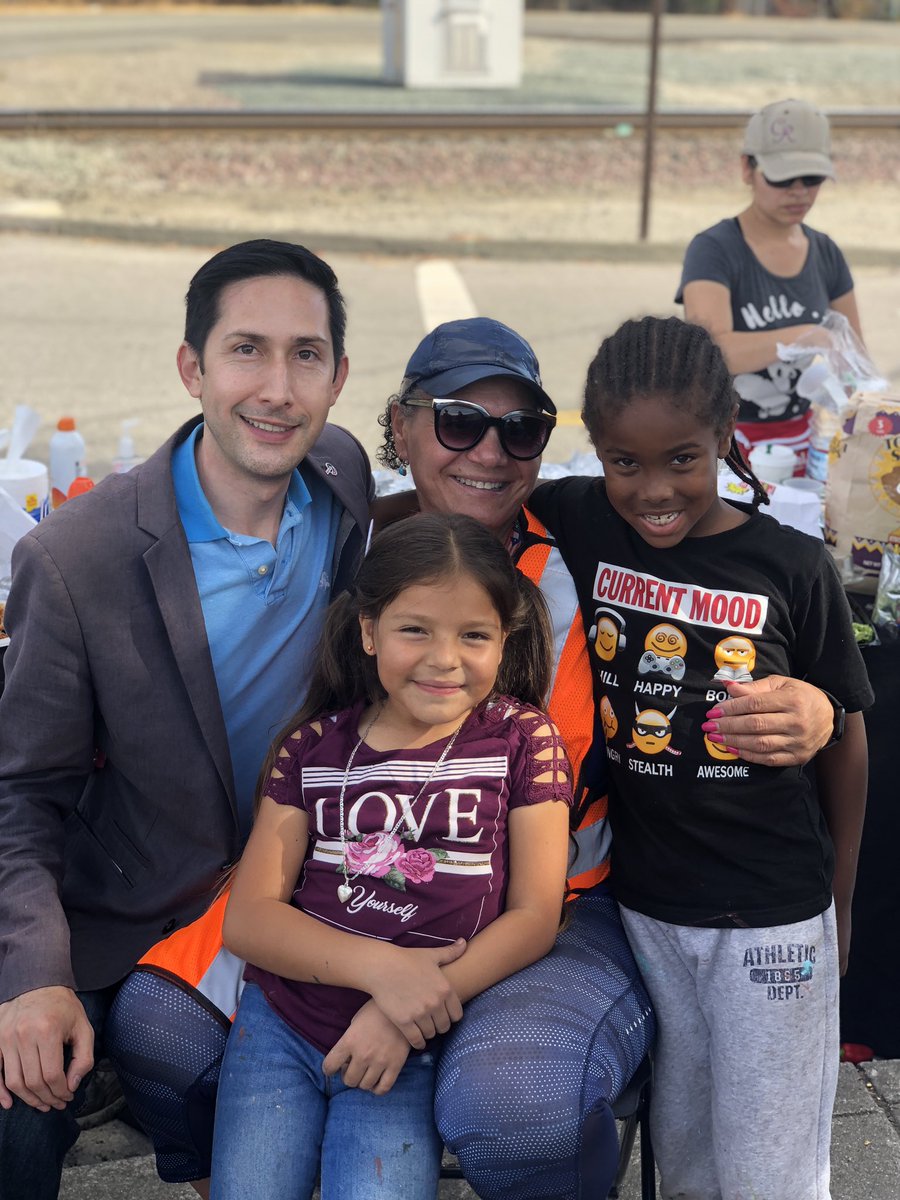 Cesar_Zepeda1's tweet photo. Great time helping out to beautify the entrance to Parkchester Village. 

#Volunteer #RichmondCA #CesarForRichmond #RichmondCityCouncil https://t.co/bXFCyvR9mg