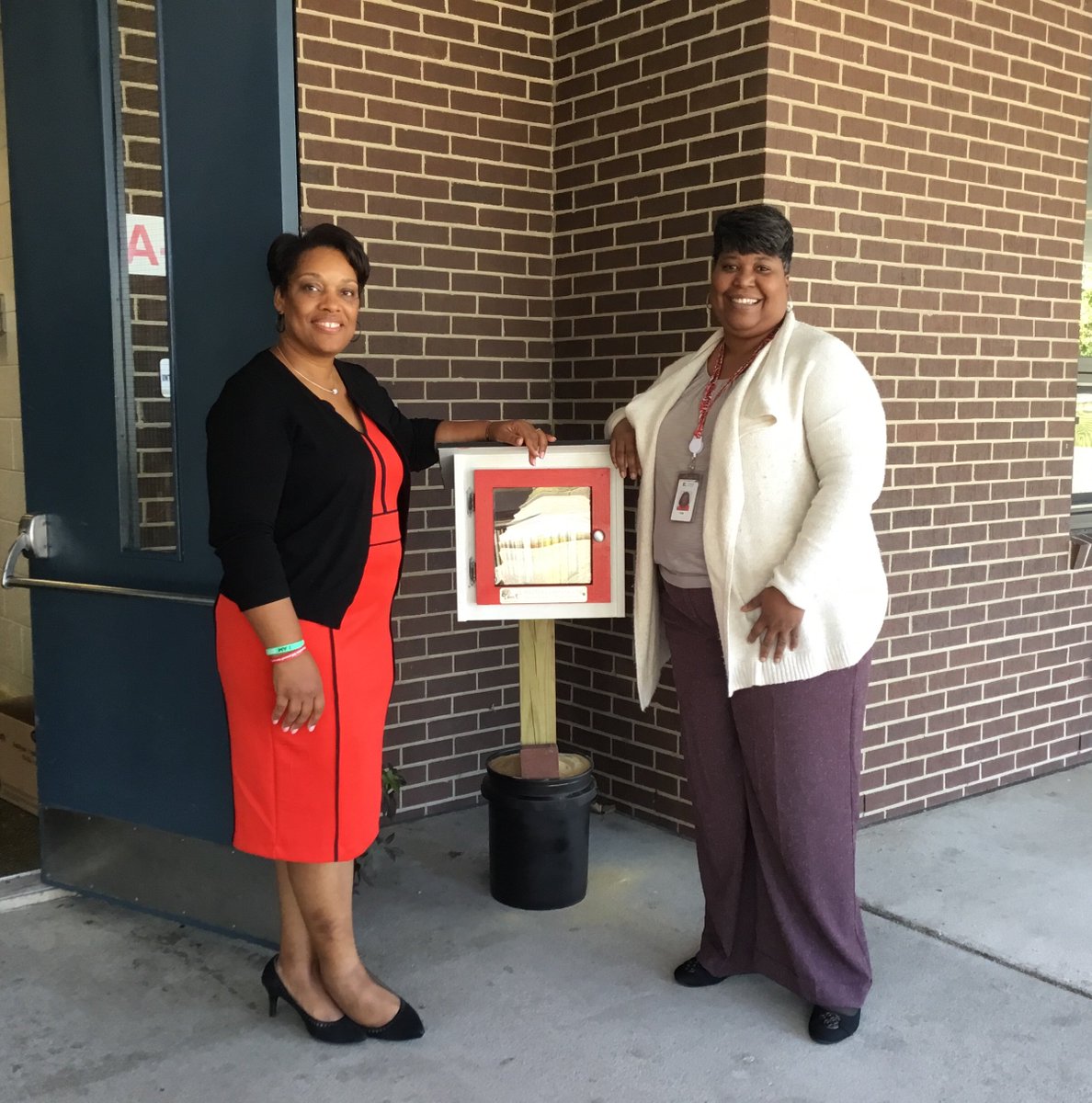 McIntoshElem's tweet photo. Thanks to Regina Nelson and Kim Botley from 1st Advantage. Students are loving the neighborhood Little Library. #Alreadymakingadifference! https://t.co/sCOx1mns44