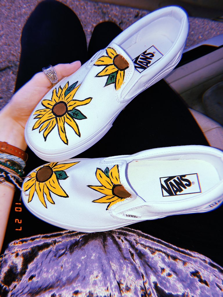 Hannah_olivee's tweet photo. D seriously painted these for me ... I mean, y’all. WHAT. This man is my all time best friend - no question https://t.co/1hyWr4YCo6