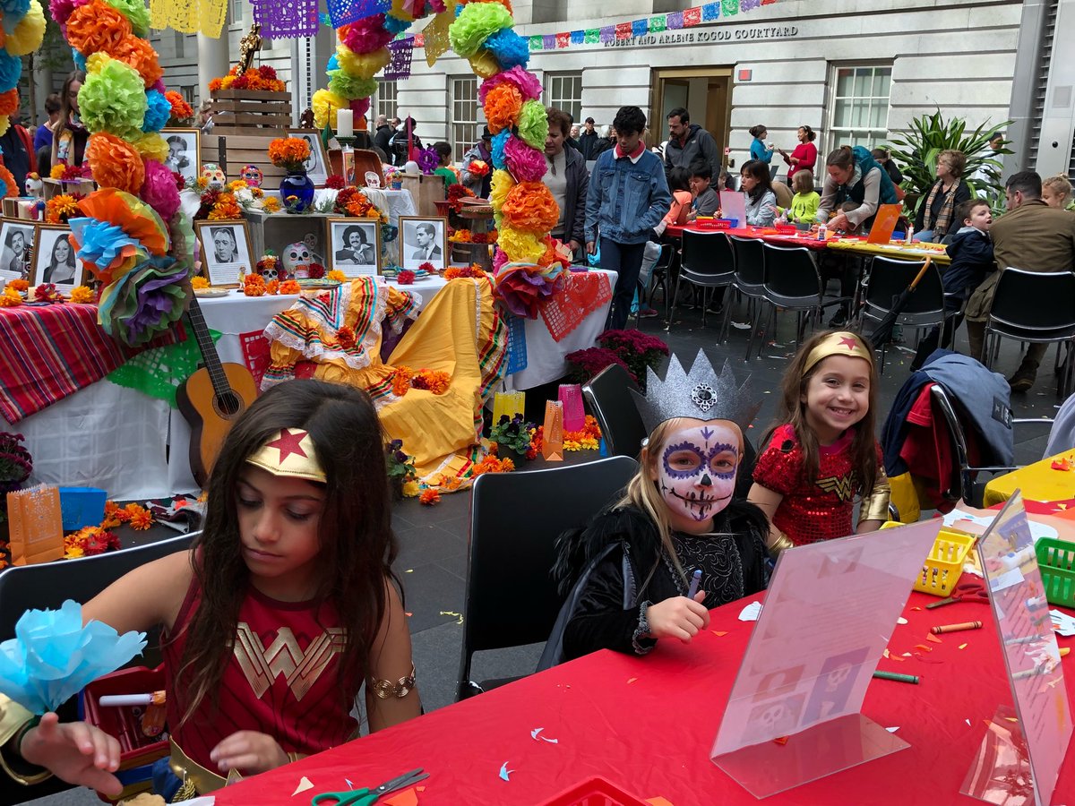 Rebeccaruth5's tweet photo. Girls having fun making ofiertas and paper flowers for Dia de Los Muertos at American Art Museum https://t.co/m6Szi6FzCe