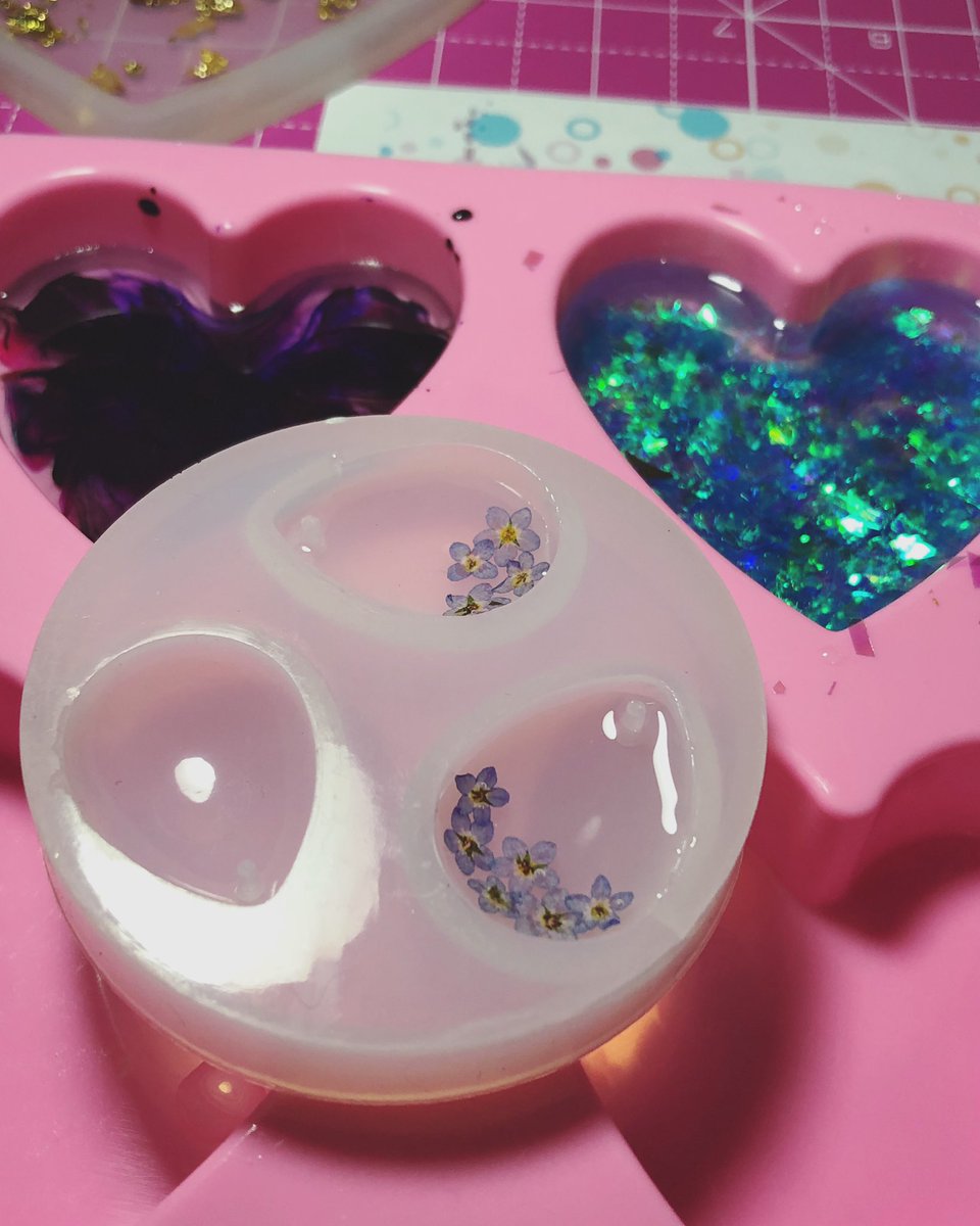 RituallyC's tweet image. Forget me not

etsy.me/2QzfI4Q 

#resin #resincraft #forgetmenot #flowers #flowerpower #botanical #flowerjewellery #crafty #craftideas #resinpour #proud #witchy #flowerpower #witchy #cute #handmade #handmadewithlove #gifts #xmasgifts #stockingfillers #gifts #