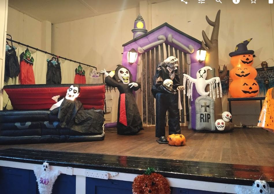 CanadaMayflower's tweet photo. #Mayflower Hall #Rotherhithe #SE16 packed this for family #Halloween party c60 kids, c60 adults &amp; DJ Patrick on music. Decorations by Rose Campbell &amp; Sue Challis. @Southwark1869 &amp; Canada Estate TRA team helping out. Real community! https://t.co/YZyrX7JcOR