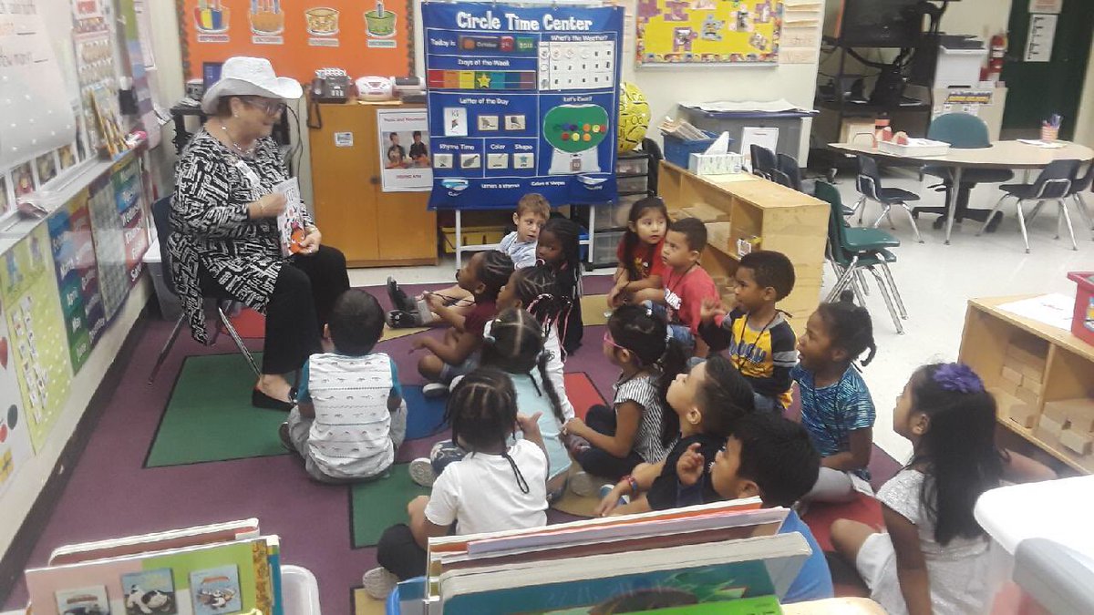 DVEMUSTANGS's tweet photo. Thank you Councilwoman Caryl Hattan ⁦@TownofDavie⁩ for helping Davie Elementary #readfortherecord during #browardreads. It’s a great day to be a Mustang ⁦@DVEMUSTANGS⁩ #WeareDavie #Davie https://t.co/dHslsXbCLo