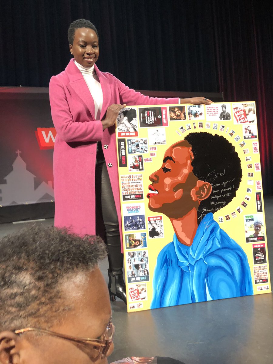 DanaiMedia's tweet photo. Danai with a painting made by a fan! #LoveOurGirls #WSAtlanta https://t.co/L8vd1bLgrN