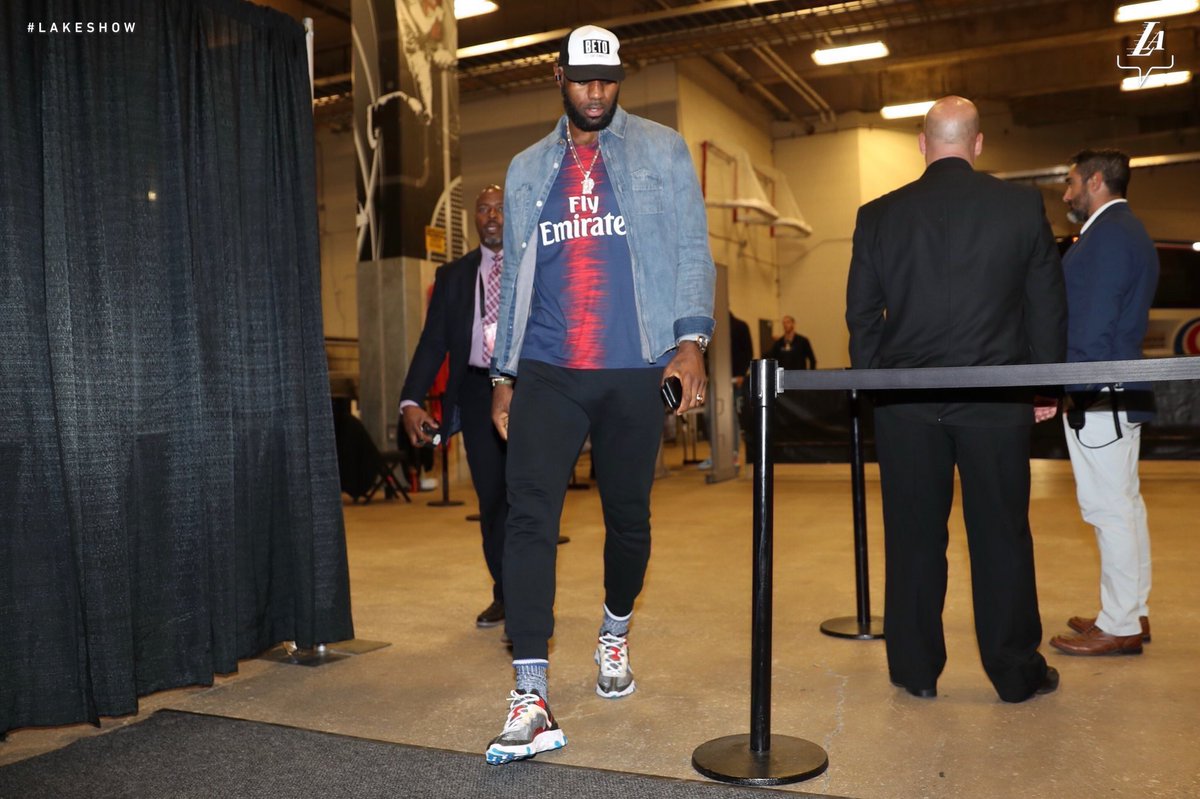 ActuFoot_'s tweet photo. LeBron James arrivant au AT&amp;T Center, pour le match entre les Spurs et les Lakers, avec un maillot du PSG. 📸 https://t.co/XtAJG2dMNv