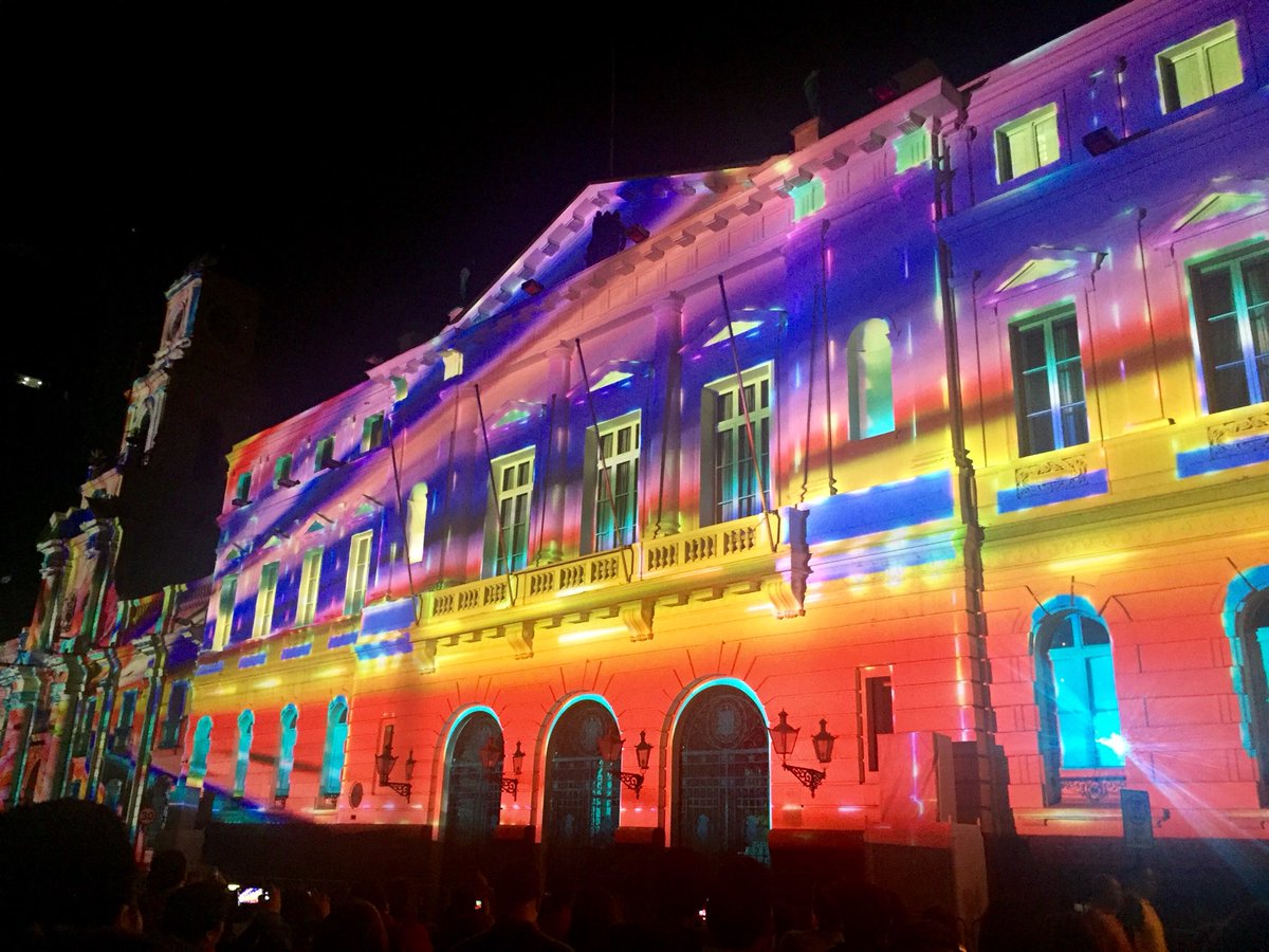 Minvu's tweet photo. Hacer ciudad es uno de los objetivos del @Minvu y las intervenciones urbanas en Santiago y regiones, como #filusa2018 -que ilumina edificios íconos de la ciudad- van en el camino que queremos impulsar, donde las familias salgan a las calles y disfruten de los espacios públicos. https://t.co/rtOIYR0cj9