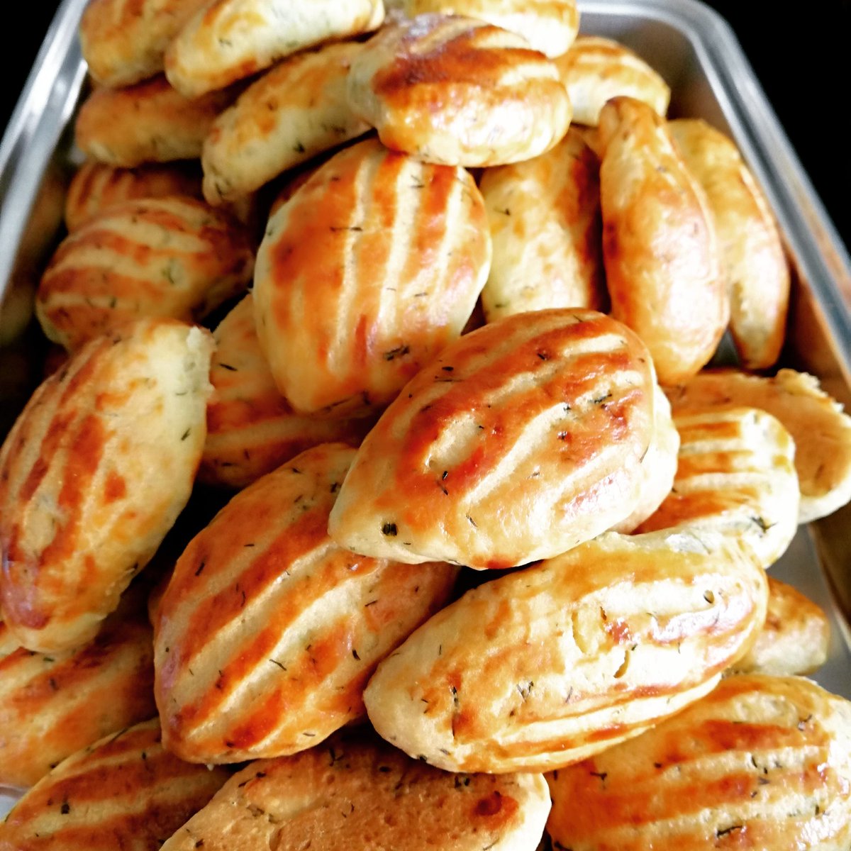 Minik mayasız otlu poğçalar kokusu bile heyecan verici. #otlupoğça #poğça #izmit #izmitbutikpasta