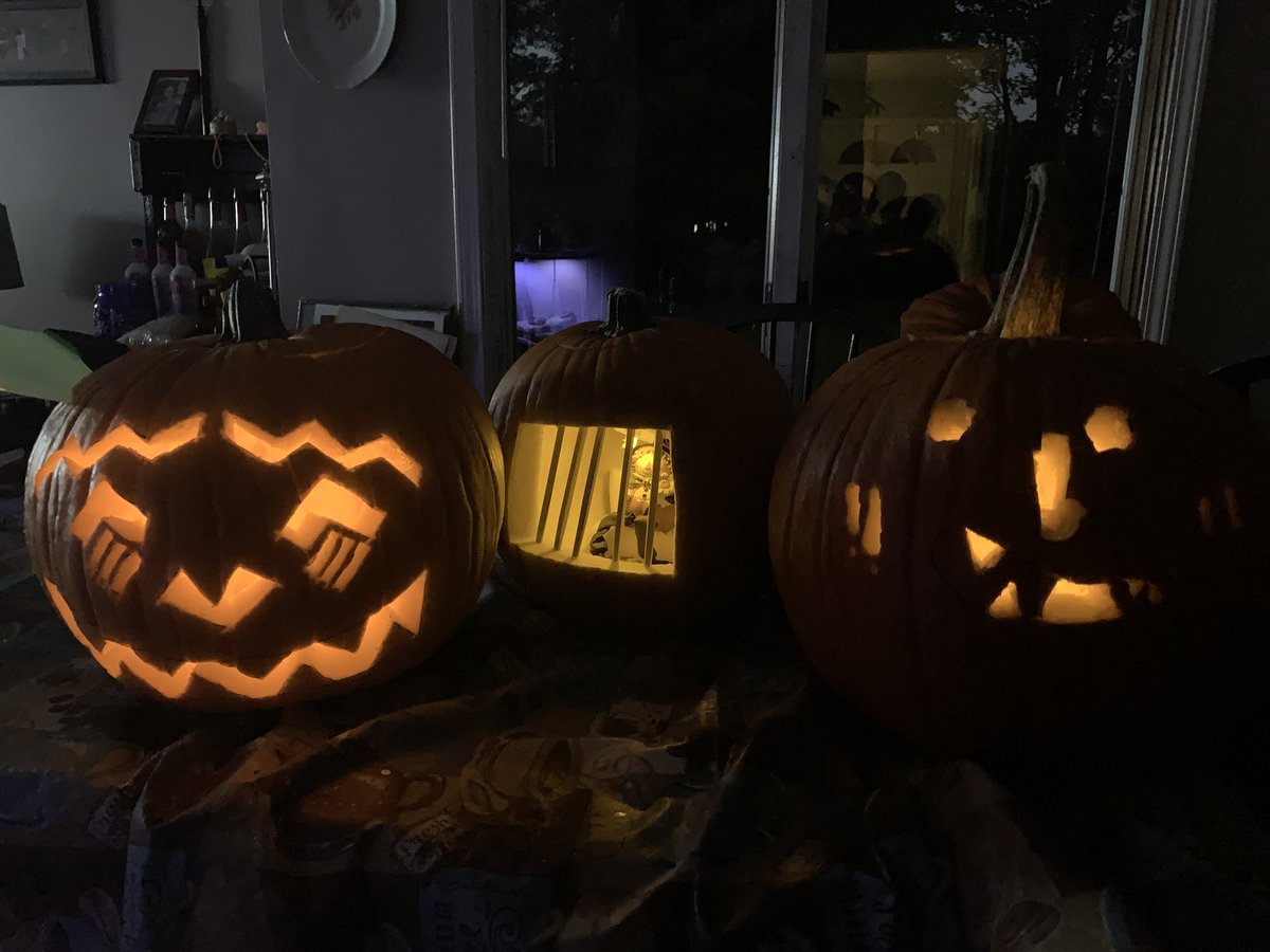 unclefester03's tweet image. Carving Pumpkins with the kids!