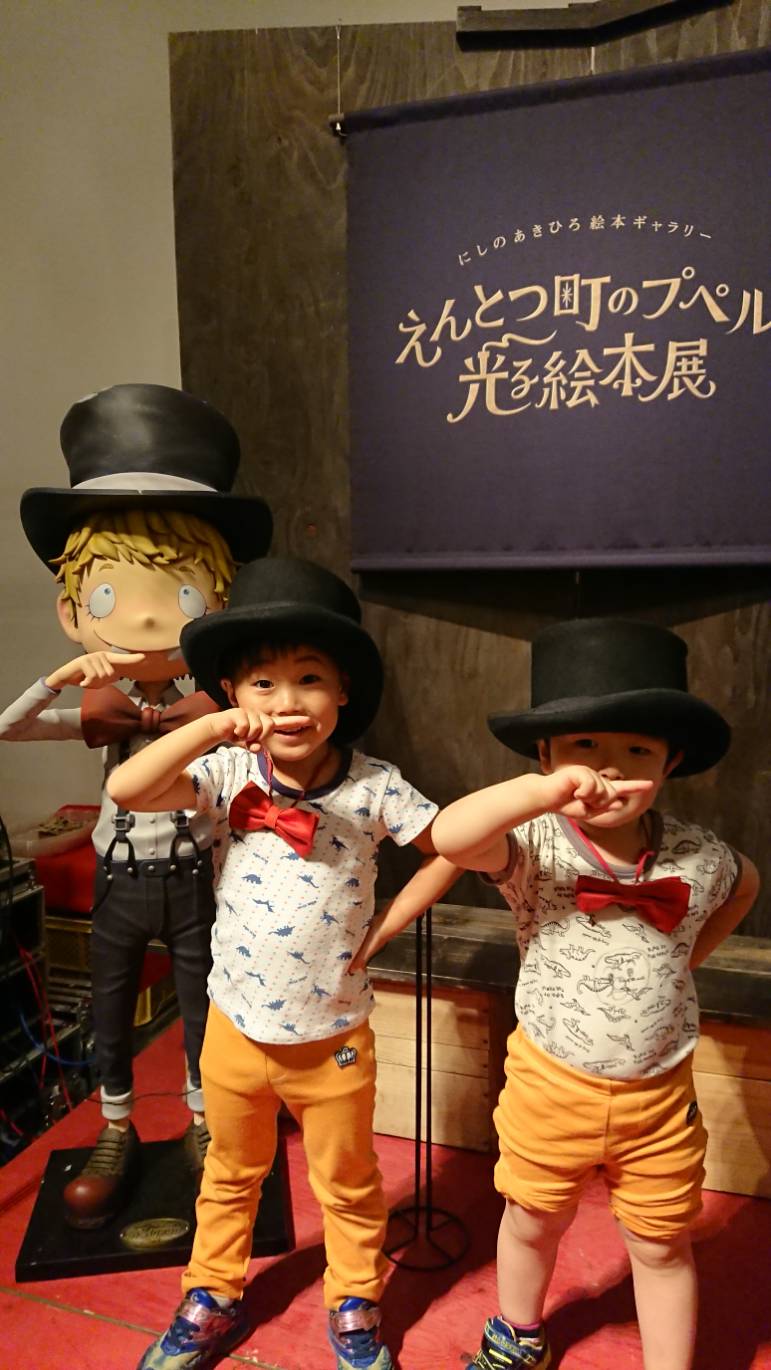 鈴木 知行 トマトけん玉会長 昨日イオンモール盛岡の えんとつ町のプペル光る絵本展 に行ってきました ルビッチに仮装 できるシルクハットと蝶ネクタイを僕が付けるとまったく別のキャラクターになりました 笑 誰だよ 子供達はかわいい T Co