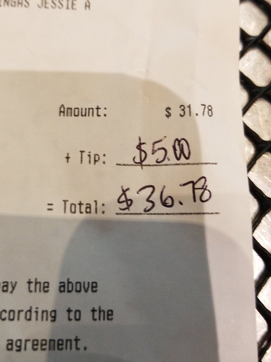 NikNac_Kwapie's tweet image. Learn how to tip smdh!! $5 is SO NOT ok on a $32 tab 😕😠 wtf?!! #bartenderproblems