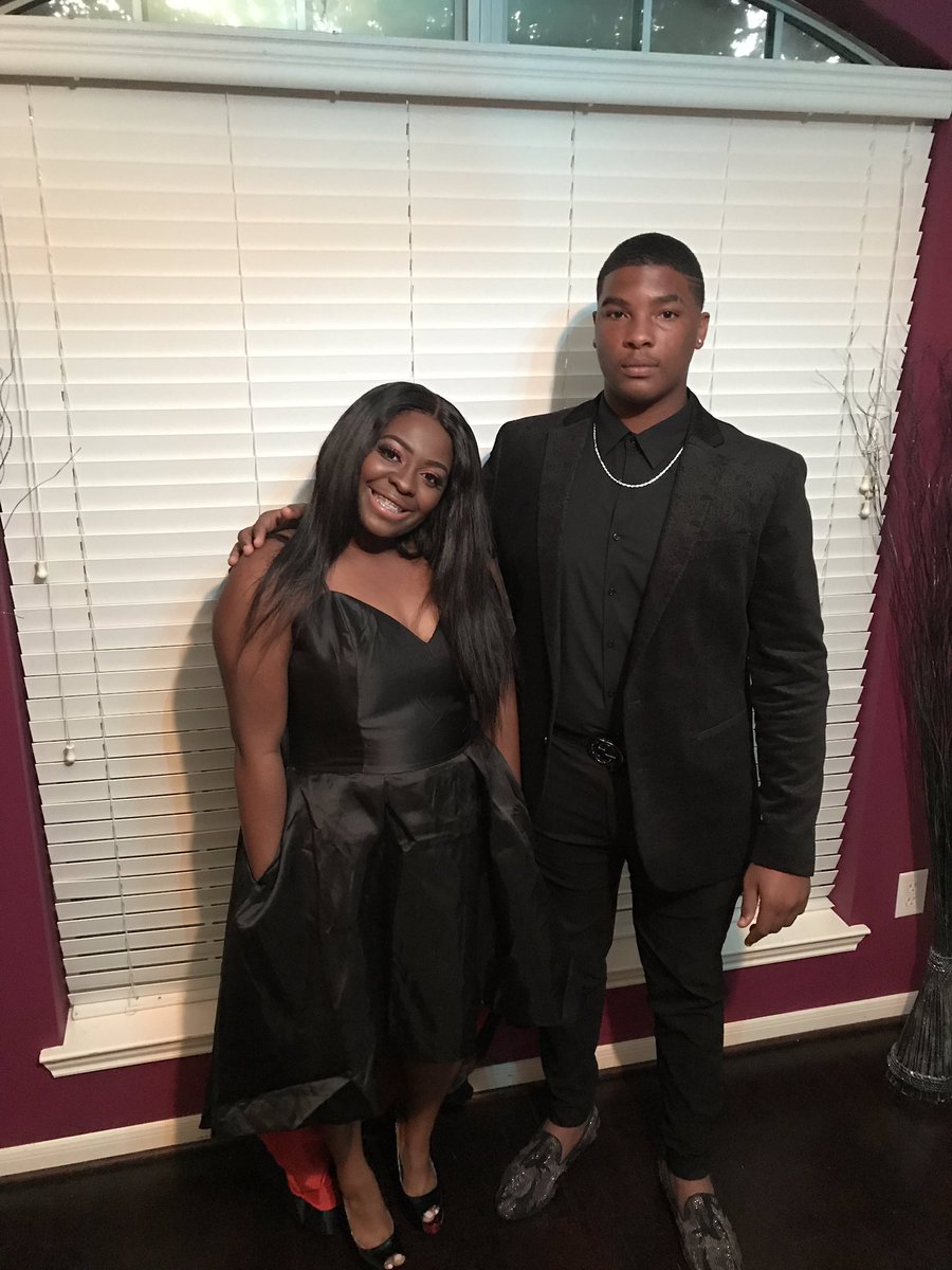 Leigha_Curry7's tweet image. My baby is off to #hoco2k18! She has grown up to be a beautiful young lady. Where does the time go?! #imnotready #fixitJESUS