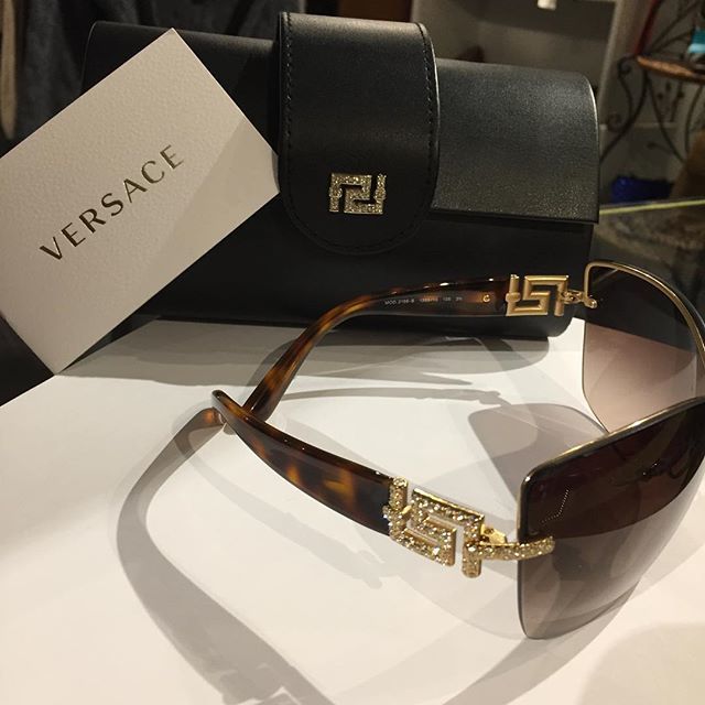 It’s #versace week...#wow have to #love these #sunglasses that #justarrived 💖✨💕
✨
✨
✨
#fabfashionkillas 
#funfinds 
#sexyspecs 
#torontofashion 
#torontofashionblogger 
#torontoboutique 
#fantasticfashion 
#lovethem 
#lovesun 
#consignmentboutiqu… ift.tt/2zhUj8v