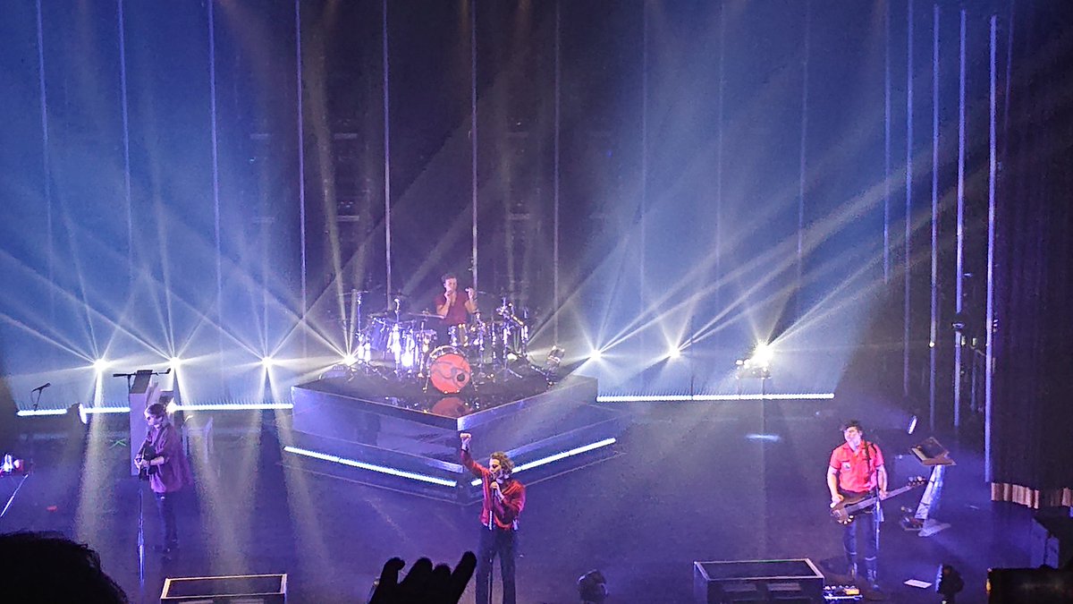 bxybandsx's tweet photo. Tonight's been amazing I love u @5SOS https://t.co/PHFWDRKfNA