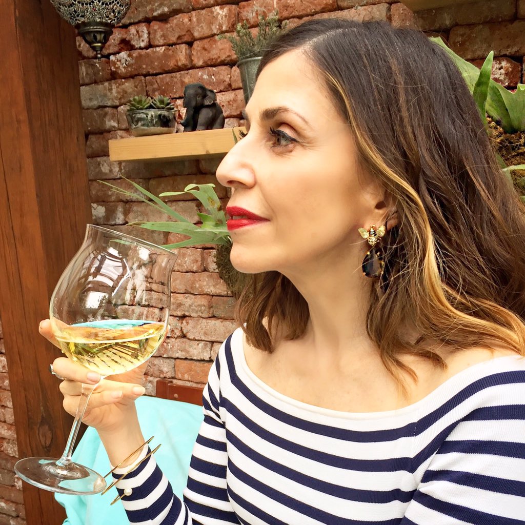 LucyLara_Art's tweet image. Siempre había deseado un par de aretes de abejas, porque son de buena suerte. ¡Gracias Regina por hacer este sueño realidad 💥🐝🐝! #knowtherules #breaktherules #beeyourself #bees #goodluck #reginacastillo #joyeriamexicana