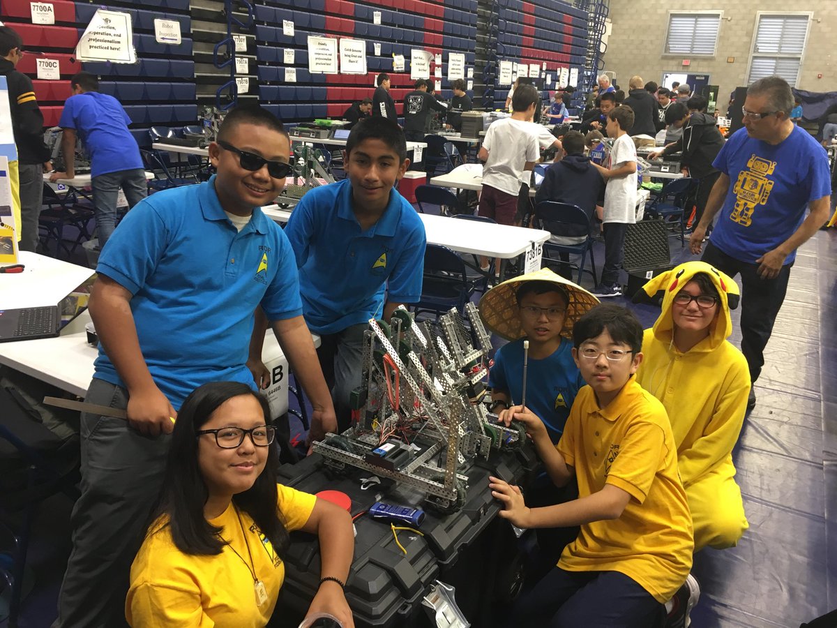 rdmroyals's tweet image. VEX robotics #royalrobotics representing!