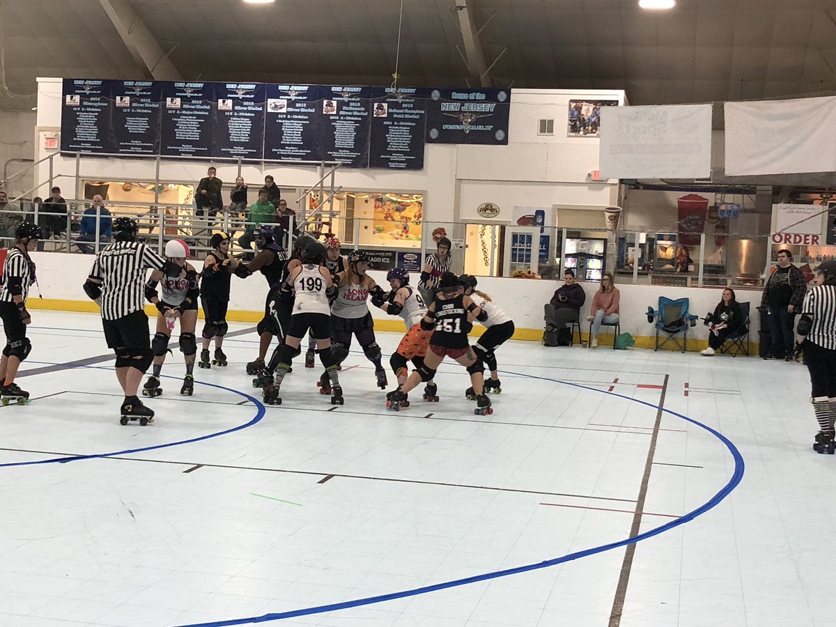 highline_arena's tweet photo. Saturday night women’s roller derby going on! https://t.co/qiKQLyW7Qc